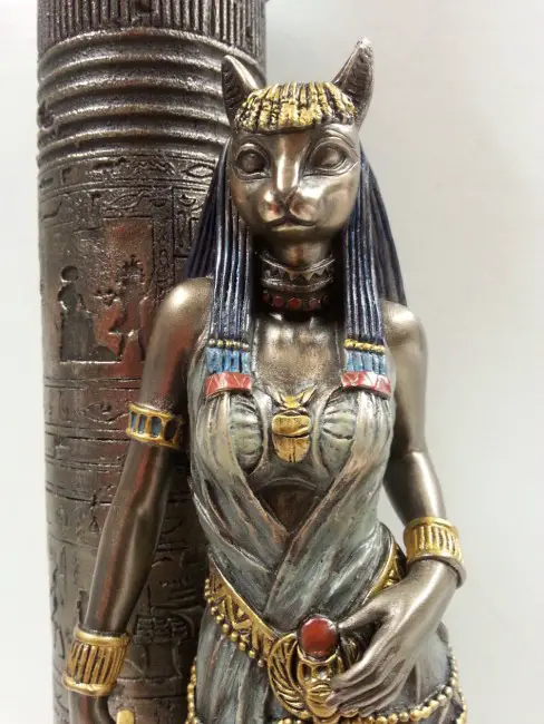 https://www.scifacts.net/wp-content/uploads/2021/07/bastet-pillar-sacred-cats-of-ancient-egypt.jpg